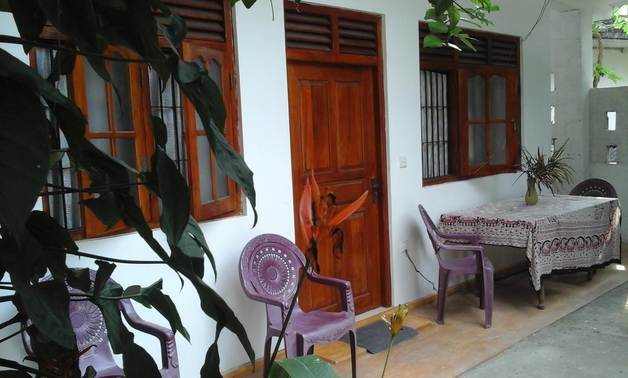 אונה ואטונה Ameesha Guesthouse מראה חיצוני תמונה